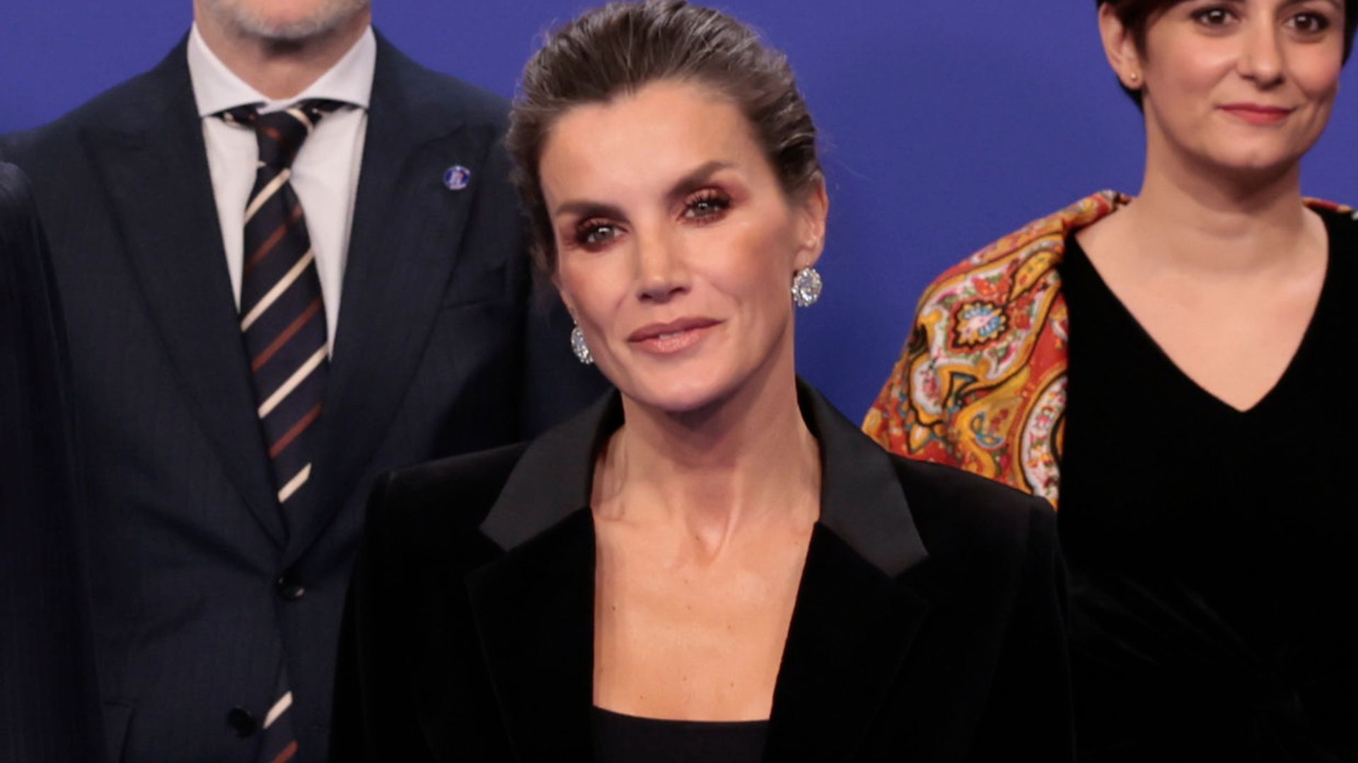 El deslumbrante acierto de la reina Letizia en su última cita del año: un traje de terciopelo con pedrería