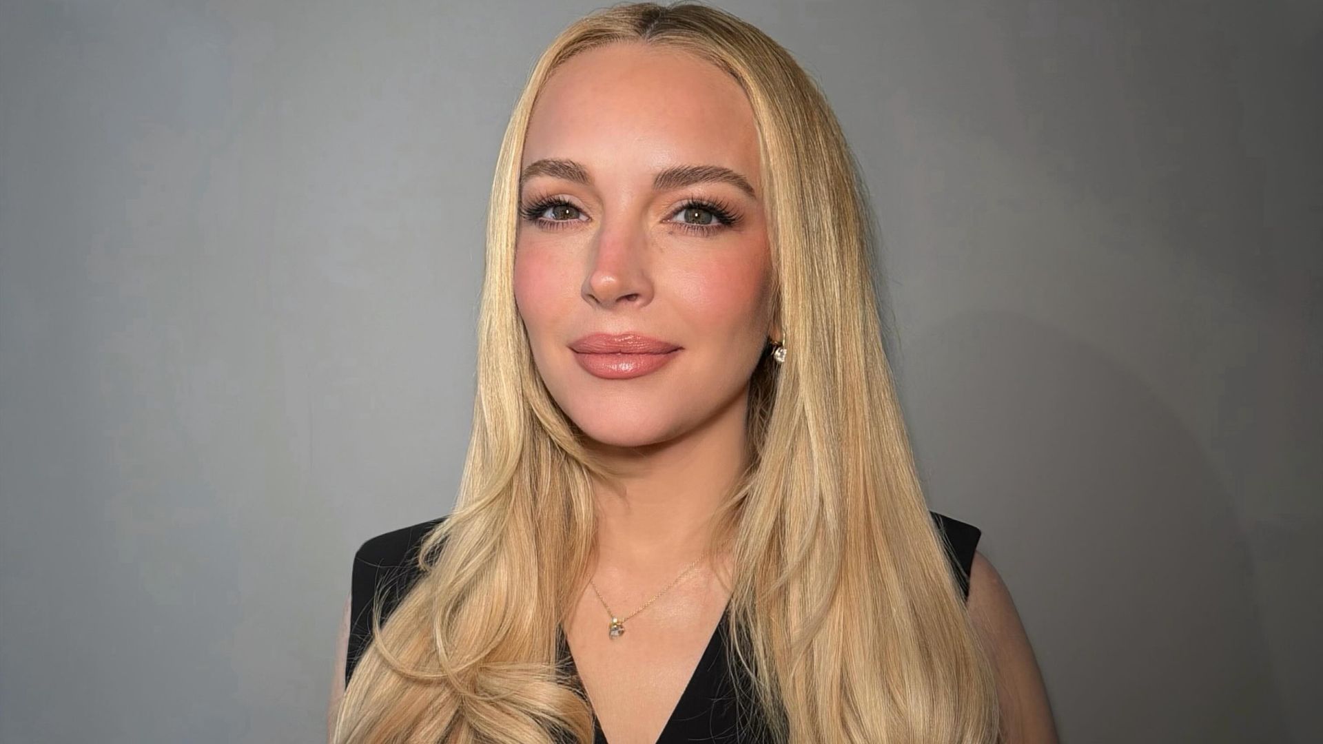 Linsday Lohan con pelo largo rubio y chaleco negro