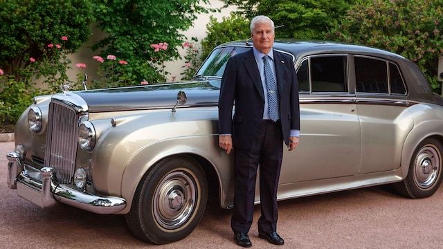 El duque de Alba posando con su Bentley