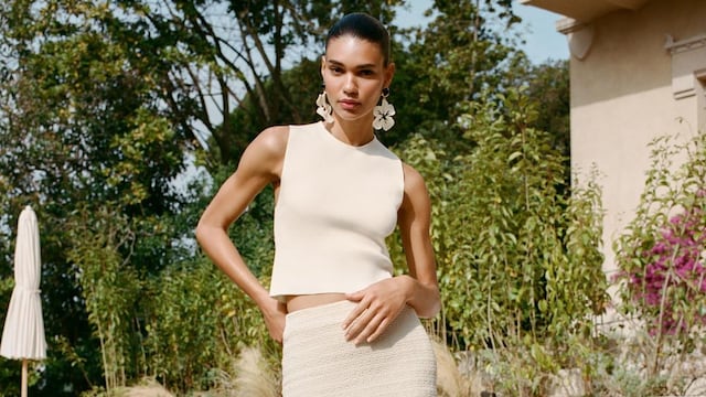 Look con falda combinada, de Zara