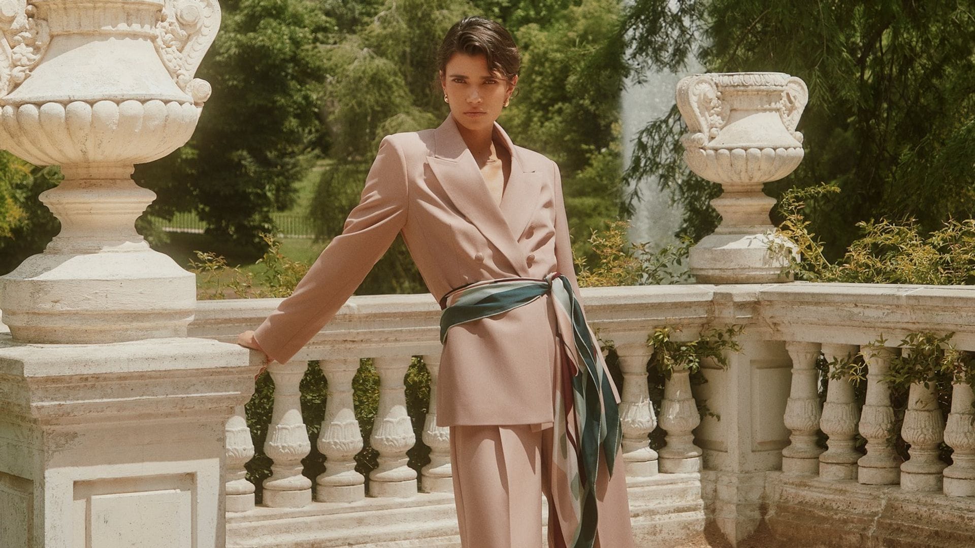 Mujer con traje de chaqueta beis de Lion of Porches