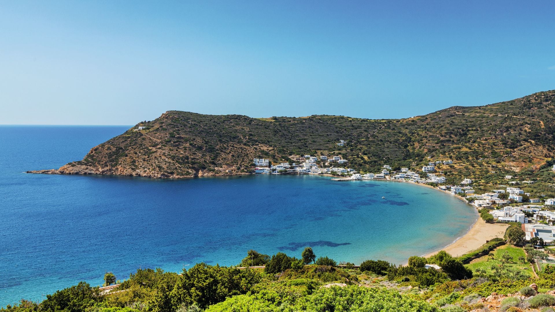 MARINA VERNICOS NOS INVITA A CONOCER SU IMPRESIONANTE CASA JUNTO AL MAR, EN LA ISLA DE SIFNOS, UNA DE LAS PERLAS DEL EGEO