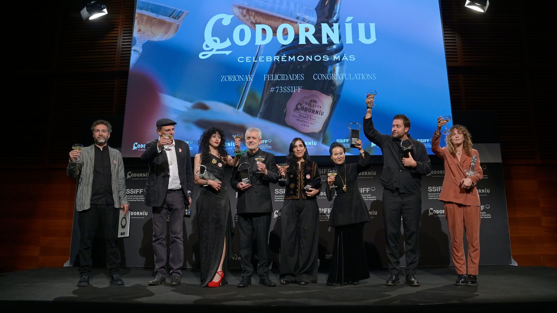 Los premiados brindan durante la clausura del Festival de San Sebastián 2025
