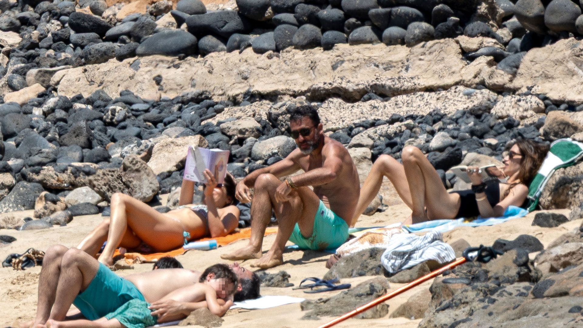 Isabel Jiménez y Sara Carbonero, en familia, en la playa