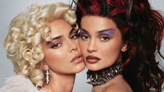Plano medio de Kylie Jenner y su hermana Kendall  con looks de Sugar & Spice en Halloween 2023