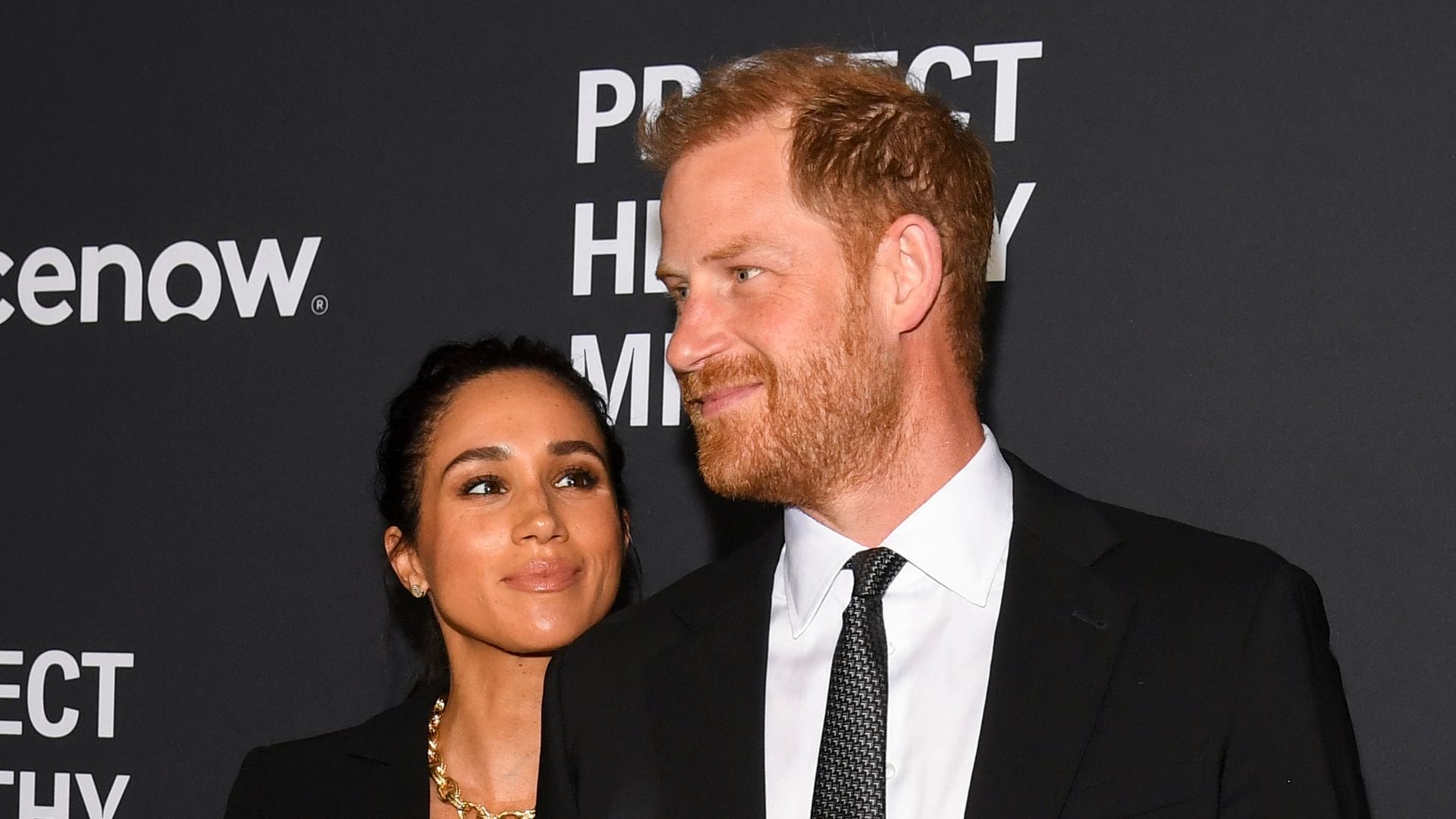 Meghan Markle y el príncipe Harry intercambiaron miradas de amor en la alfombra roja del evento. 