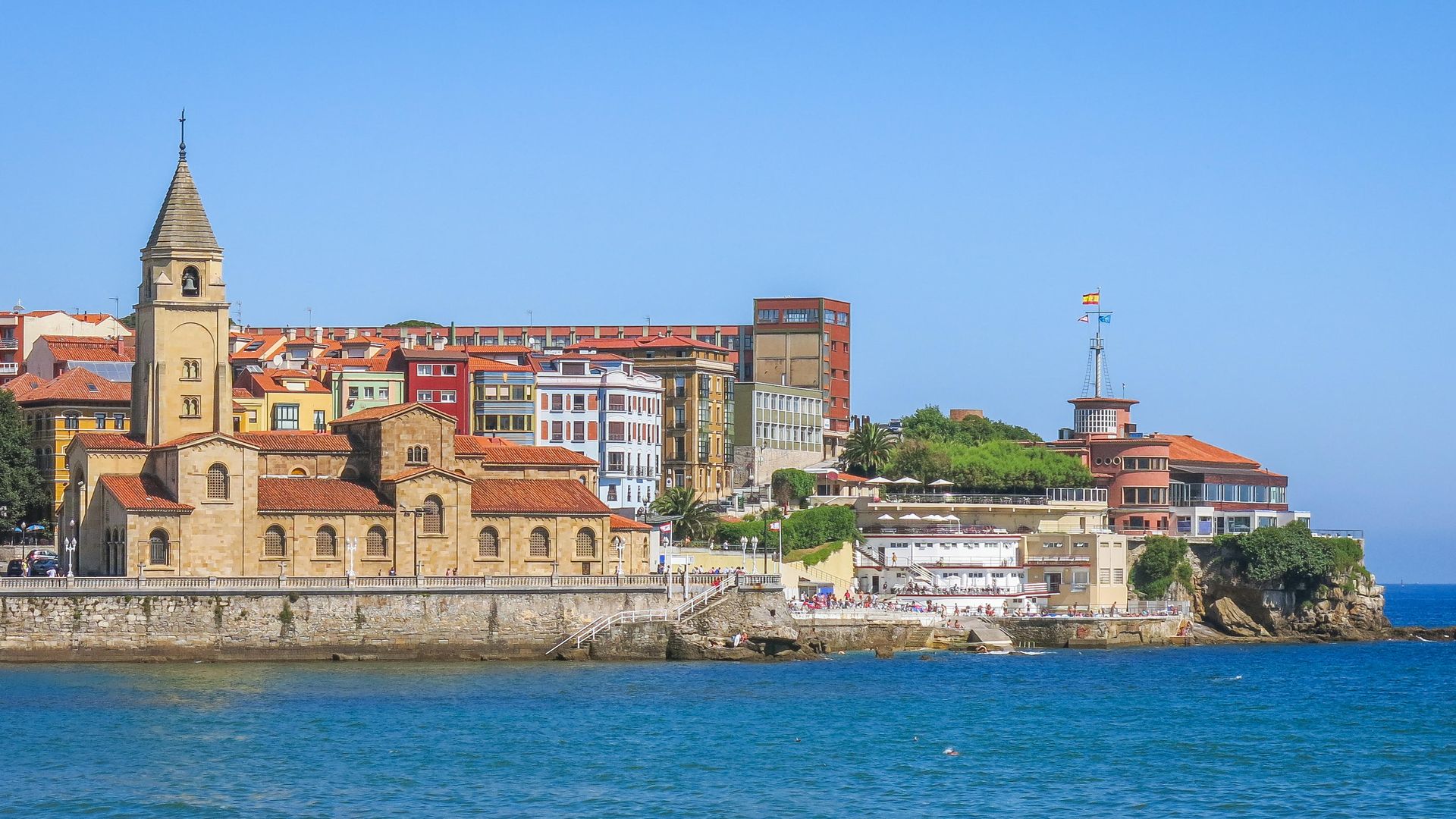 Panorámica de la iglesia de San Pedro de Gijón, junto al mar