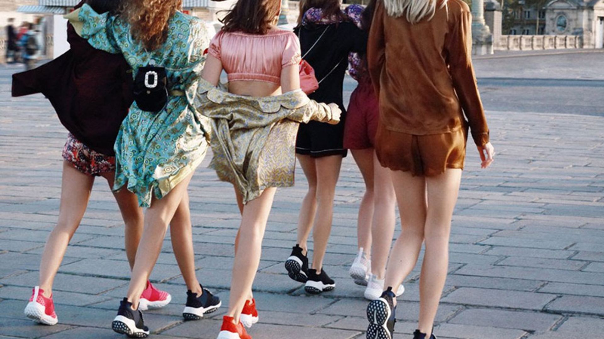 El calzado de la primavera es tan cómodo como las zapatillas y estiliza como unas sandalias