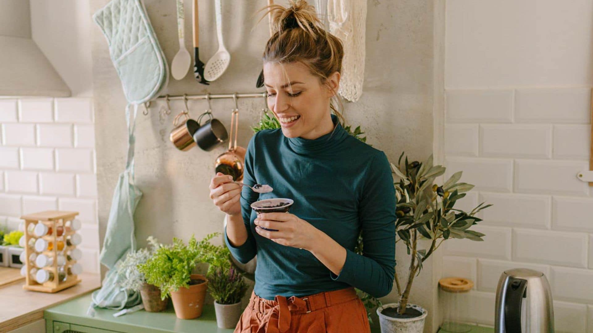 Los 10 alimentos antiinflamatorios que te pueden ayudar a combatir el vientre hinchado