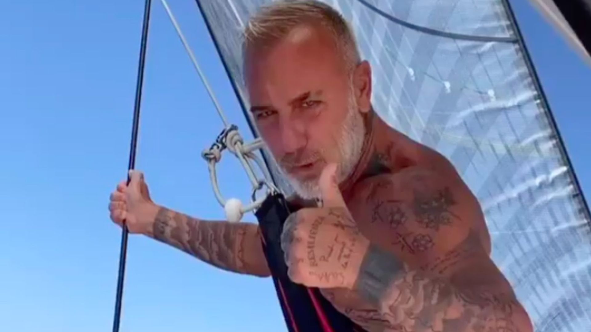 El increíble vídeo de Gianluca Vacchi ¡volando sobre delfines!