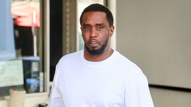 Plano medio de Sean Diddy Combs con conjunto deportivo
