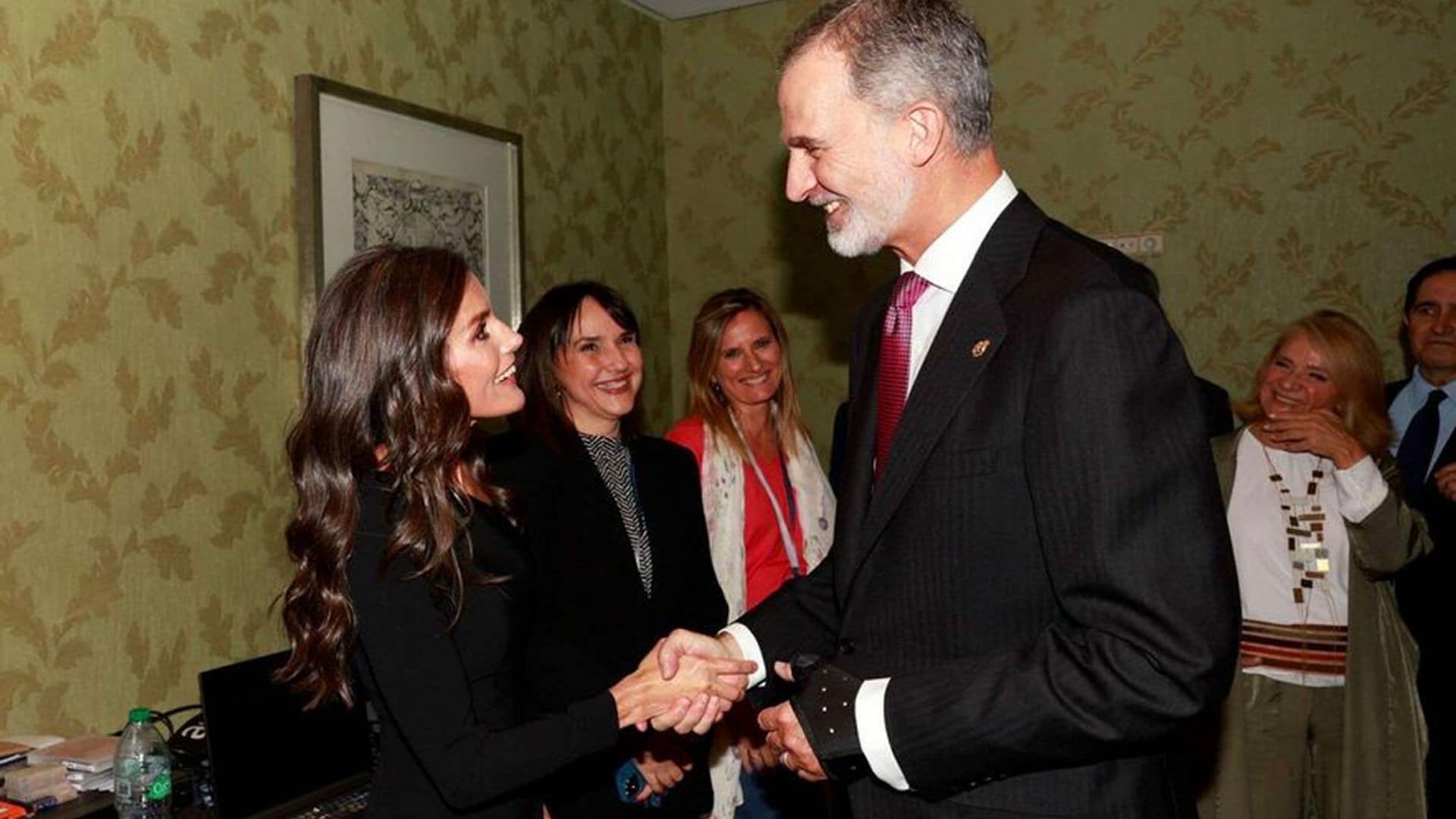 Los reyes Felipe y Letizia recrean 20 años después su primera imagen juntos y recuerdan, entre besos y abrazos, aquel día
