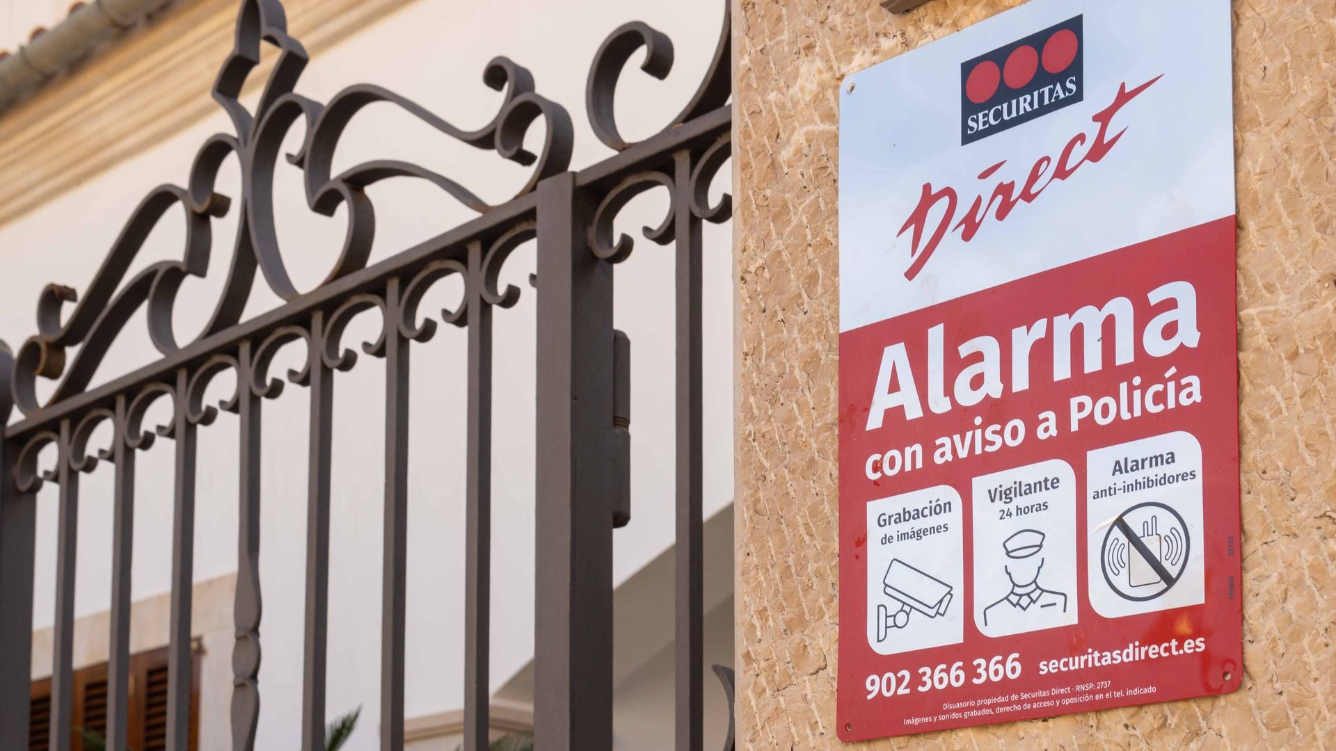 Placa de seguridad en casa