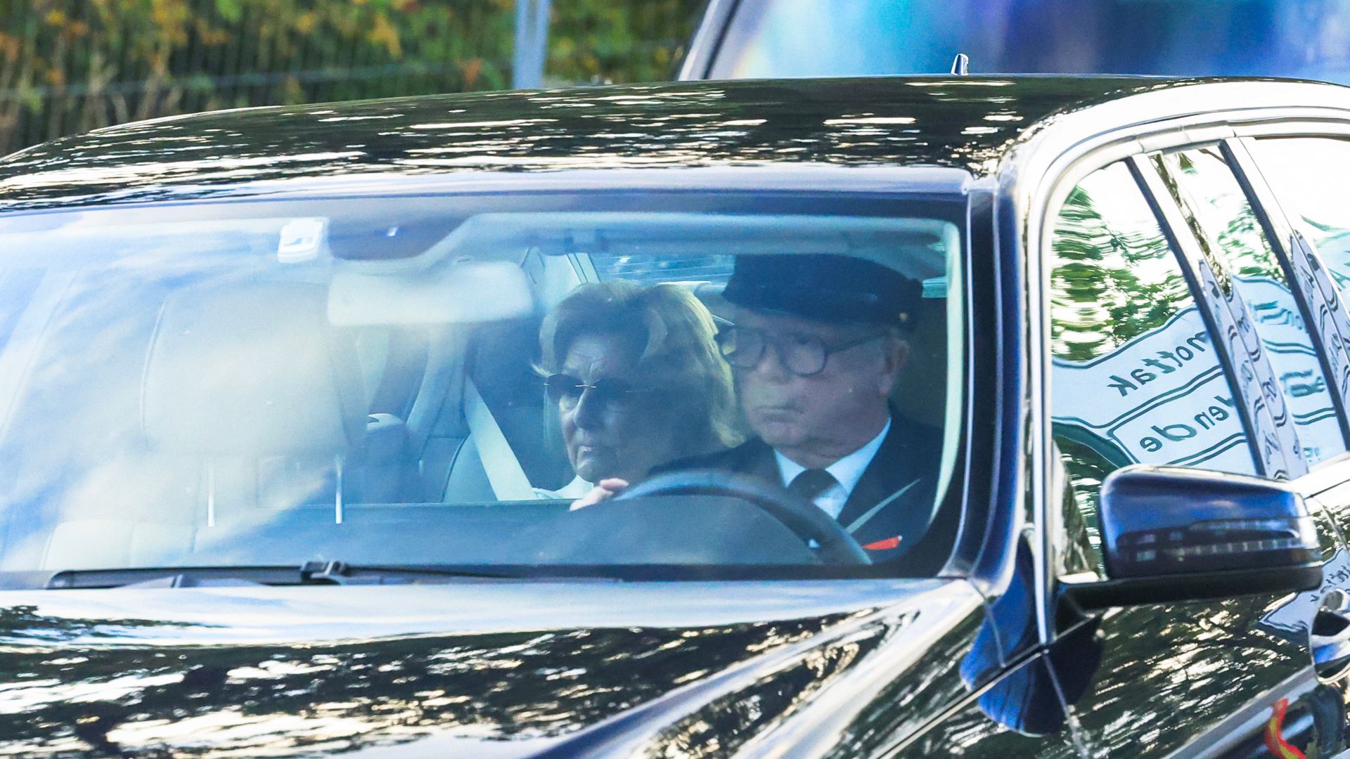 Última hora del estado de salud de Harald de Noruega: la reina Sonia abandona el hospital tras horas de incertidumbre mientras miles de personas esperan noticias a las puertas de Palacio