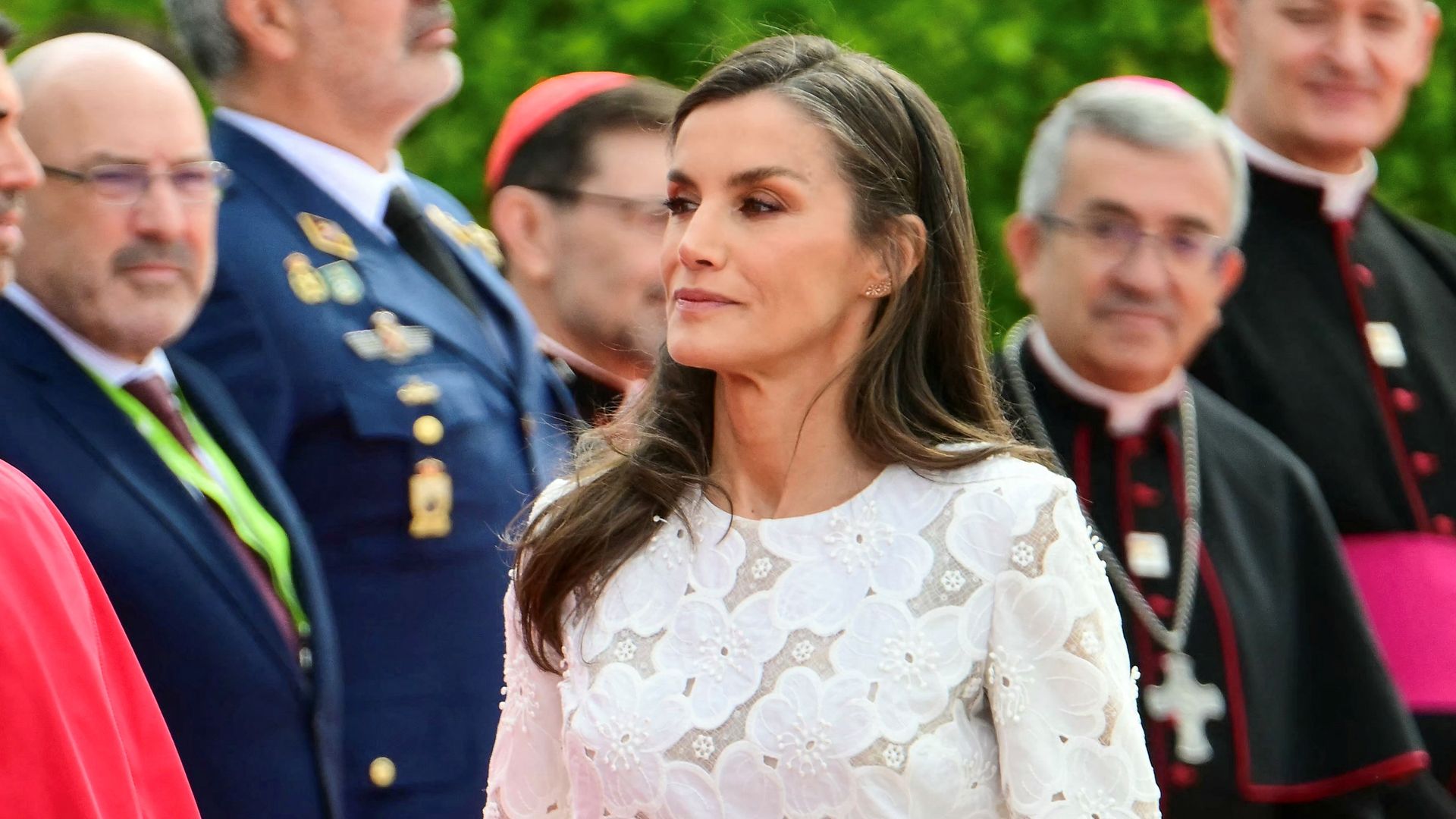 La reina Letizia, junto al Papa León XIV, fiel al privilegio del blanco con su vestido de encaje que triunfó en Egipto y sin mantilla