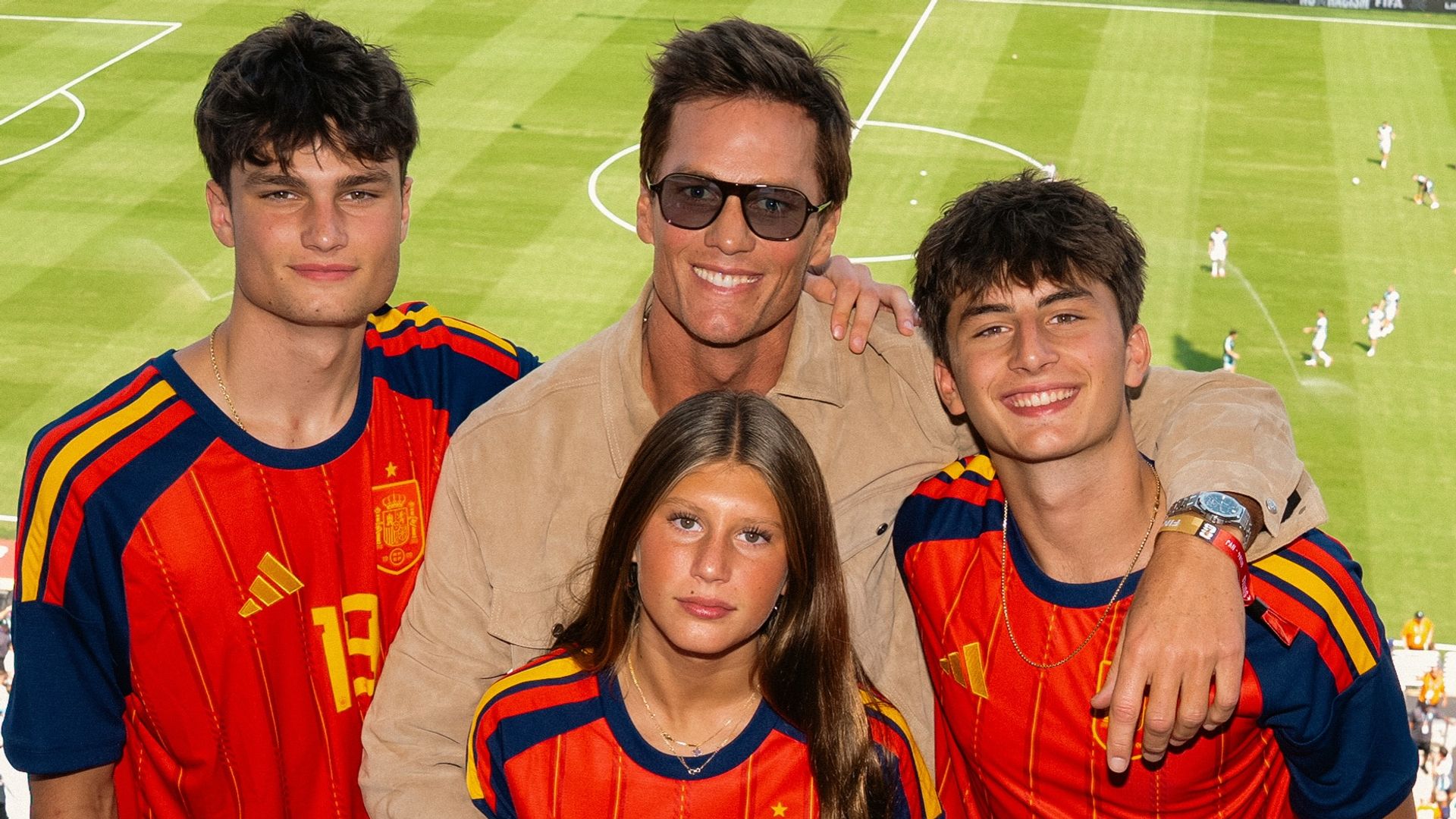​El increíble parecido de Vivian con su madre, Gisele Bündchen, en sus últimas fotos con la camiseta de La Roj​a