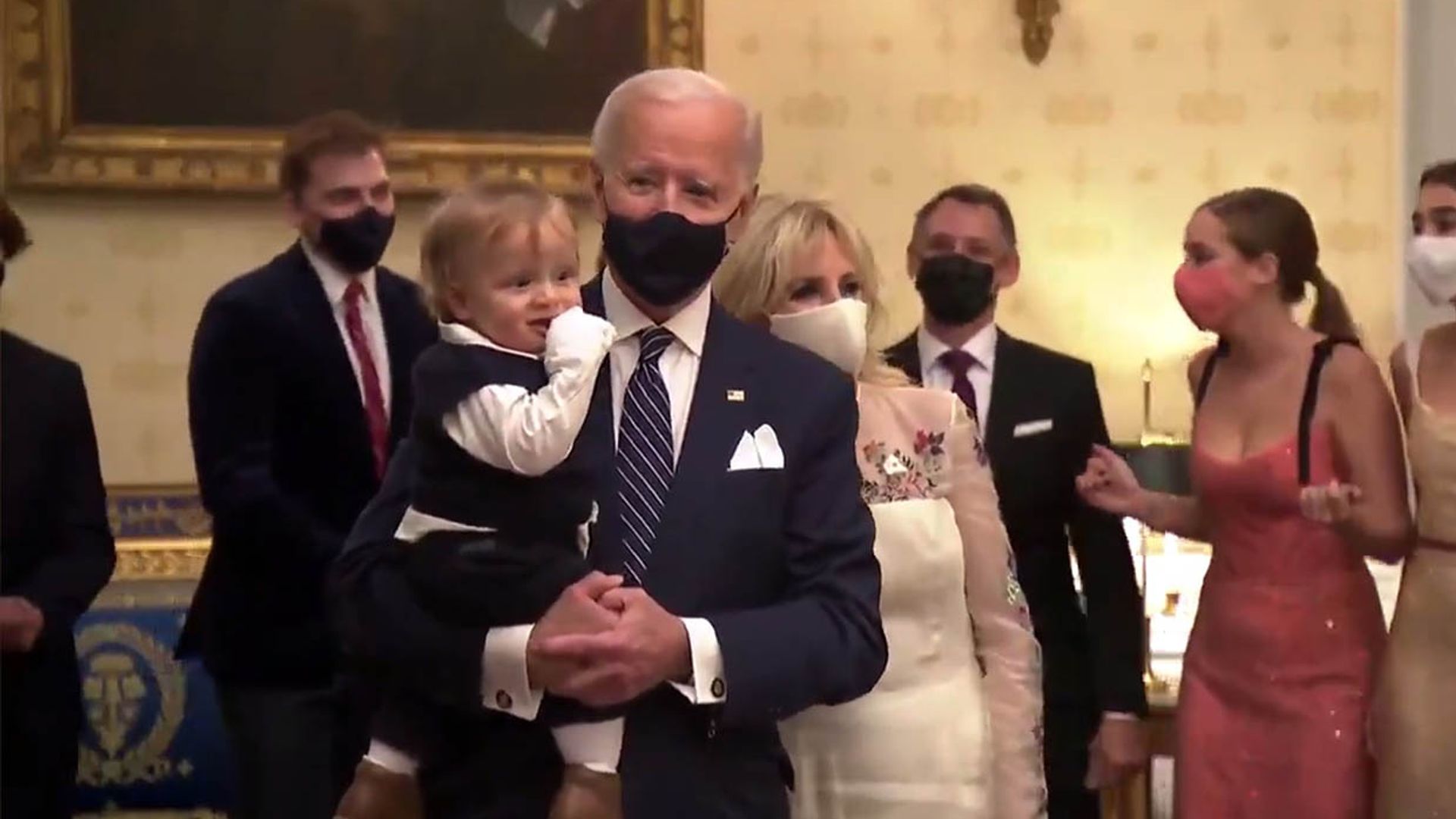 ¡Adorable! El nieto de Biden, Beau, hipnotizado con la actuación de Demi Lovato