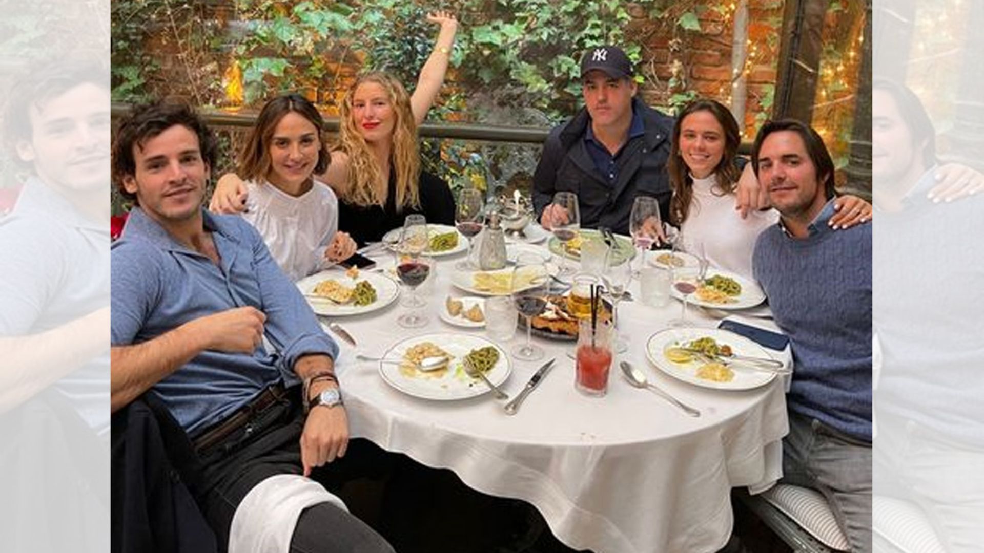 Tamara Falcó e Iñigo Onieva se divierten entre amigos en su primera Navidad juntos