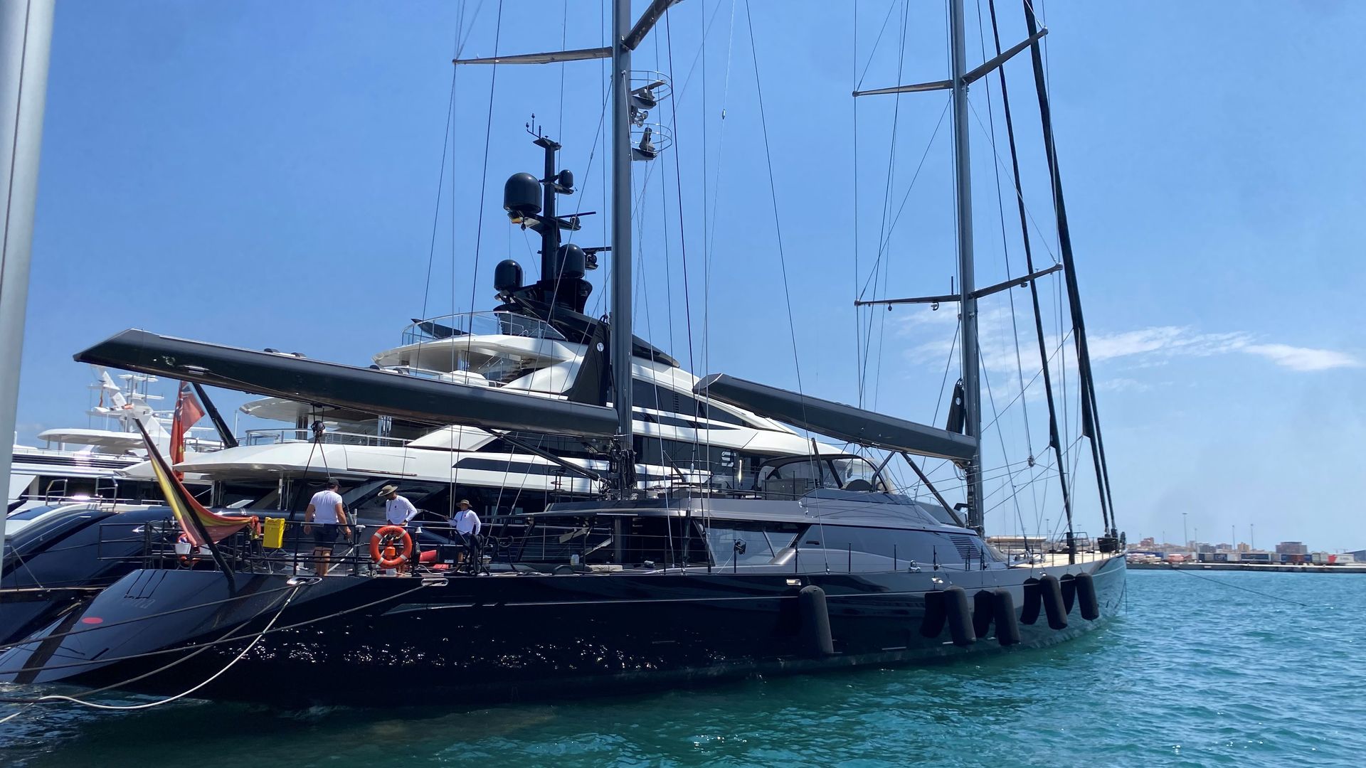 El regreso del Nirvana Formentera a aguas españolas: la historia oculta del refugio flotante de Isak Andic que ahora capitanea su hijo Jonathan Andic