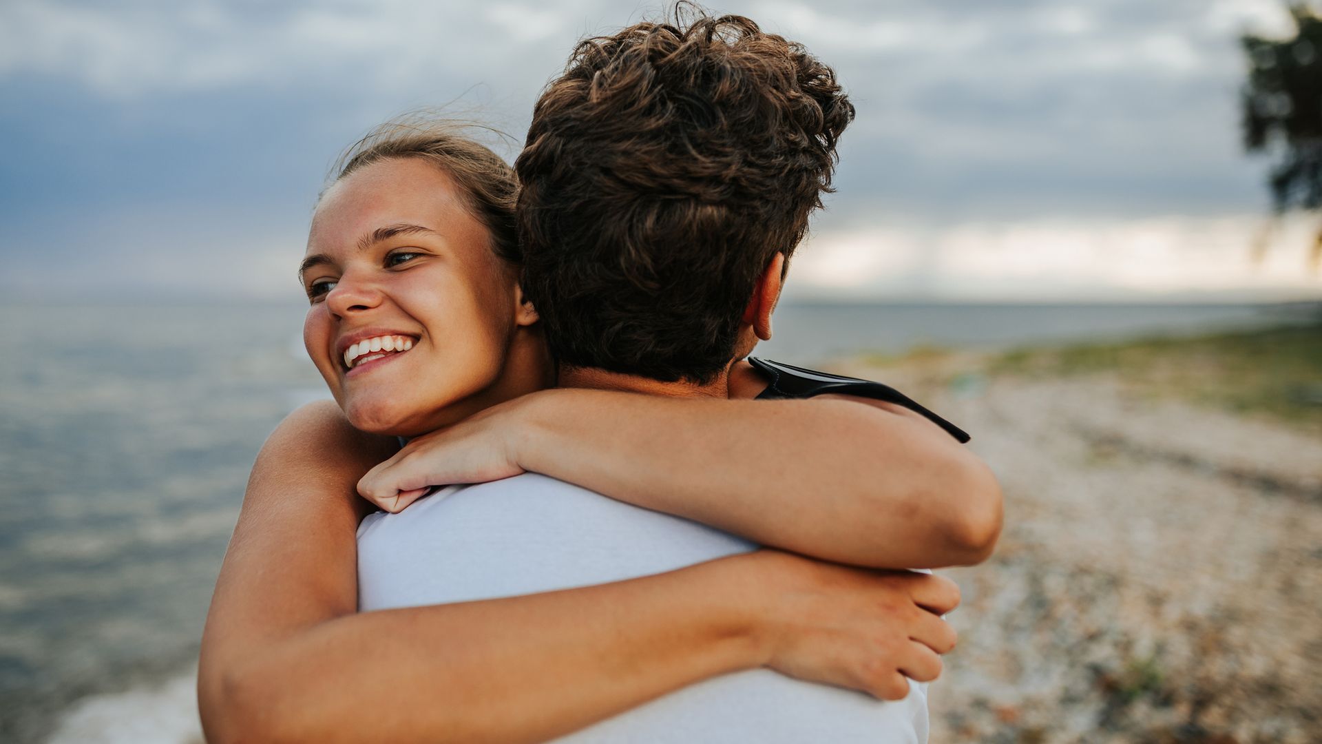 pareja abrazo