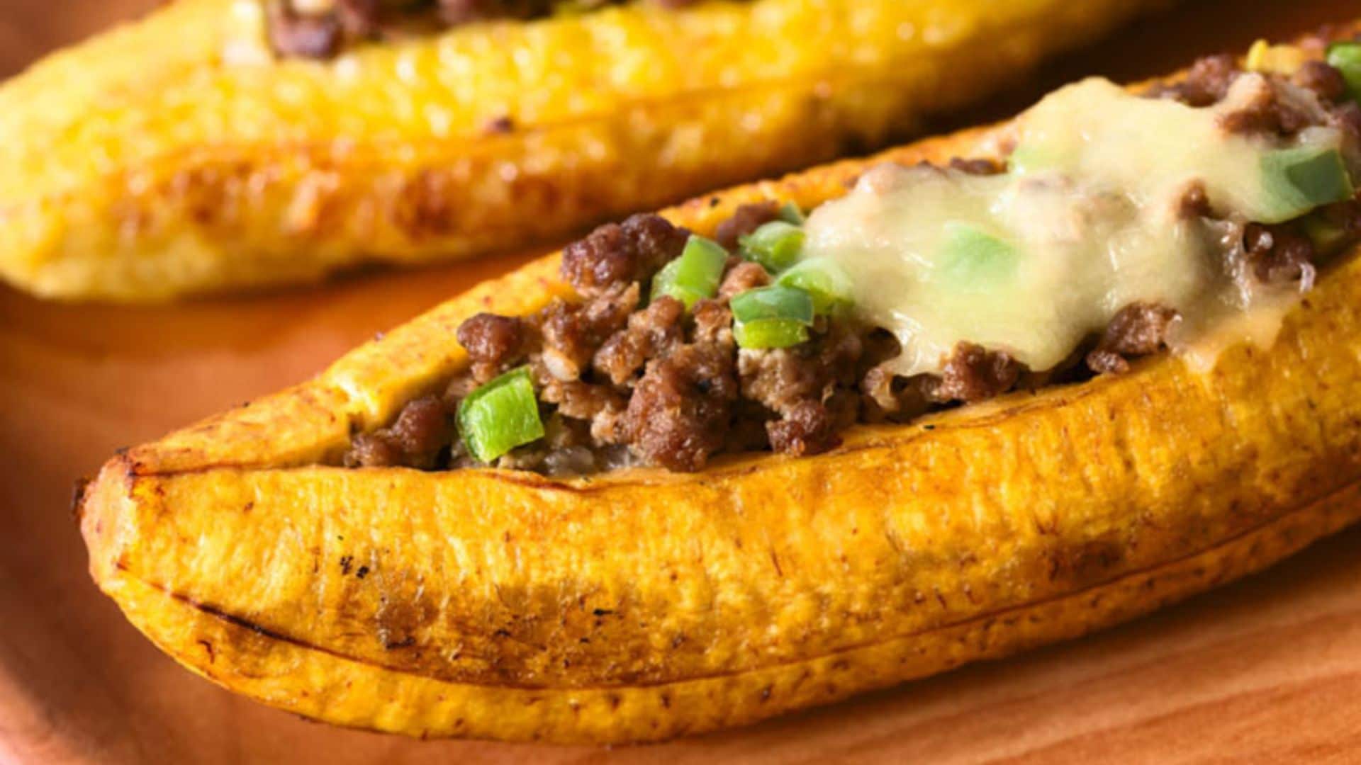 Canoas de plátano rellenas y gratinadas con queso