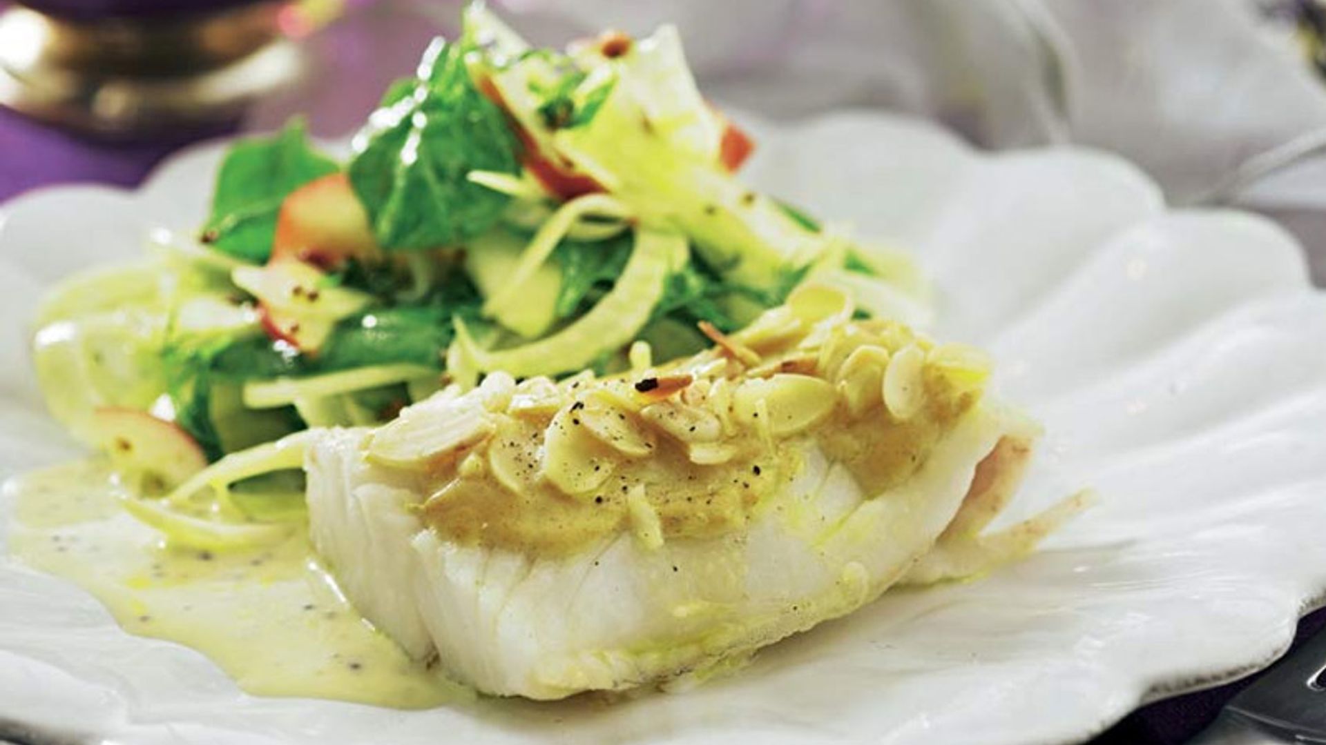 Bacalao en salsa de mostaza y almendras con ensalada de manzana e hinojo