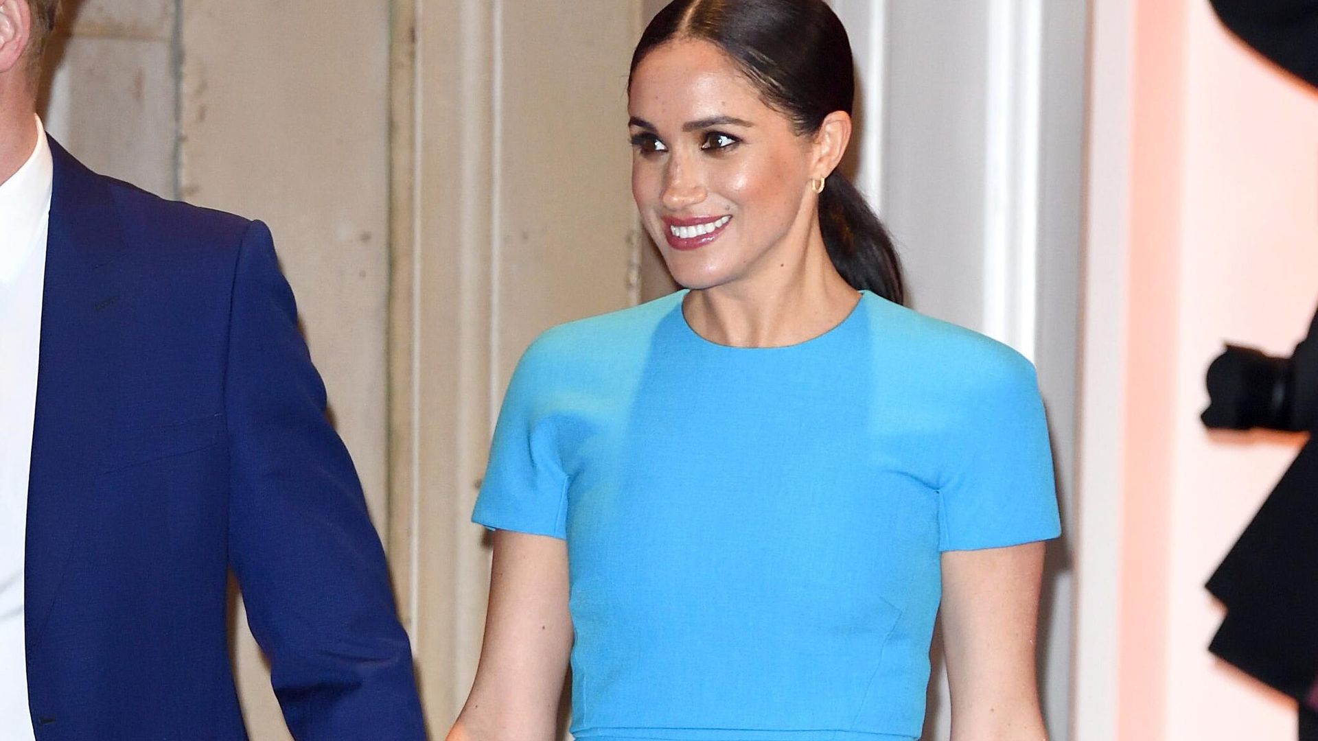 Conoce el truco de Meghan Markle para crear efecto de cintura más pequeña