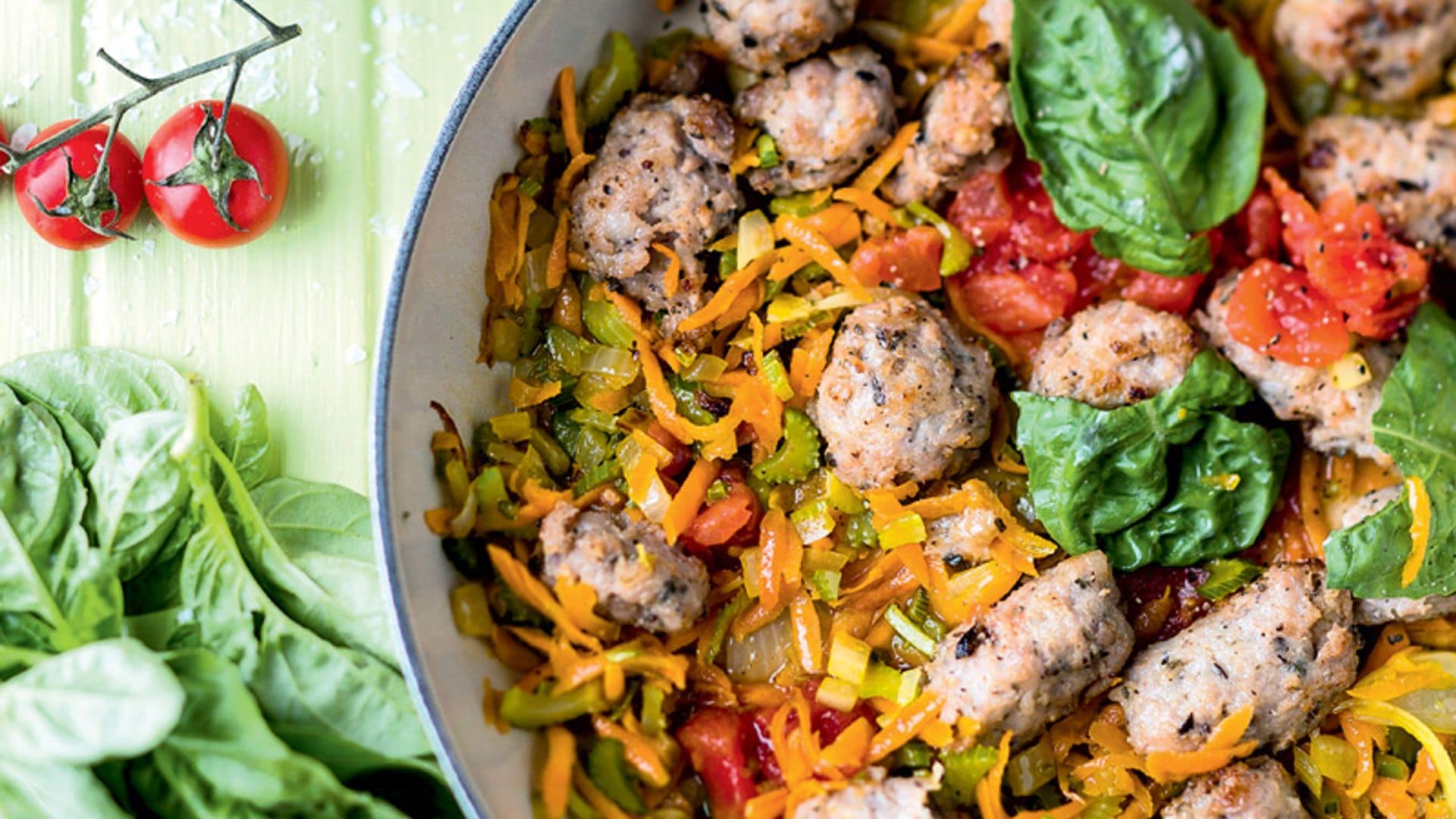 Albóndigas 'caprese' con juliana de verduras