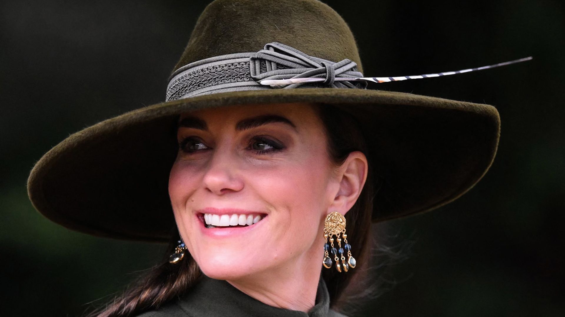 Kate Middleton deslumbra en Navidad con el abrigo del 'Megxit', un espectacular sombrero y joyas personales