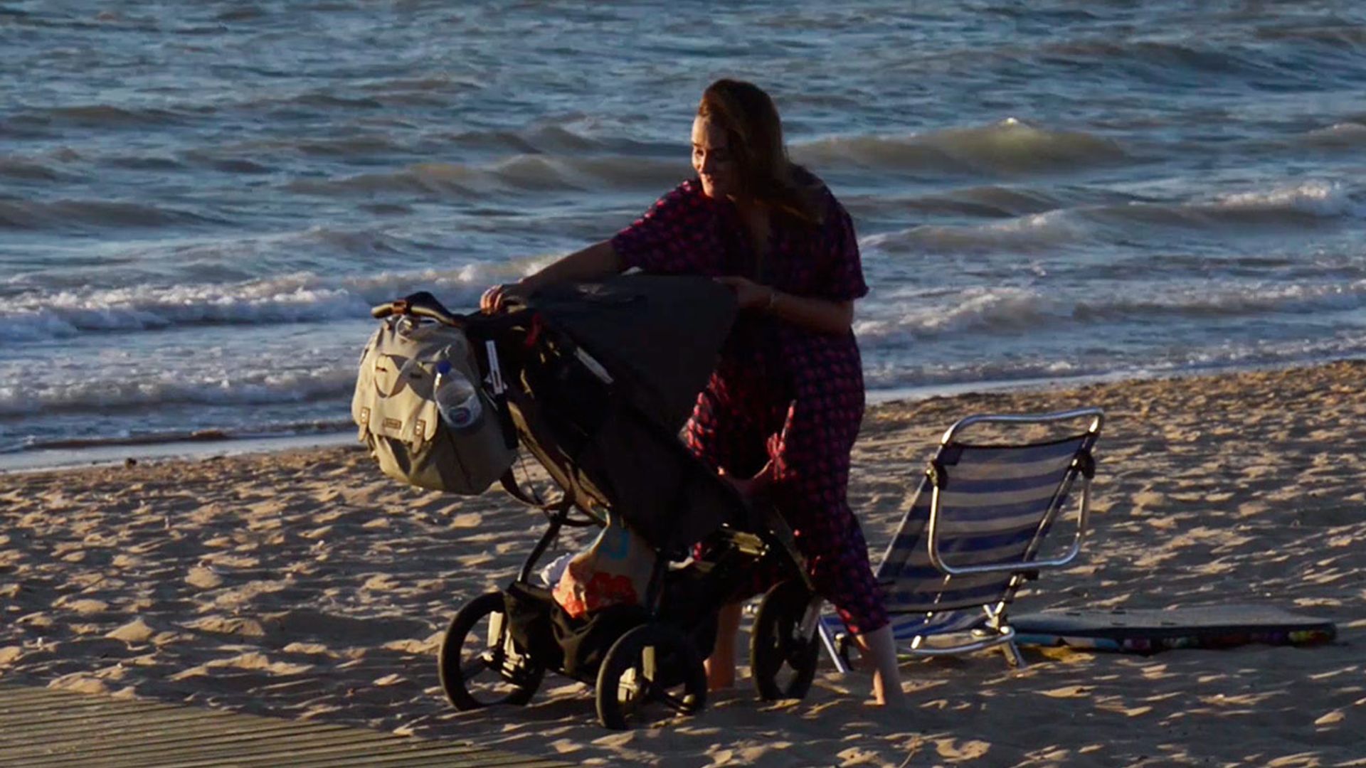 Toñi Moreno disfruta en la playa de sus primeros planes veraniegos con su hija Lola