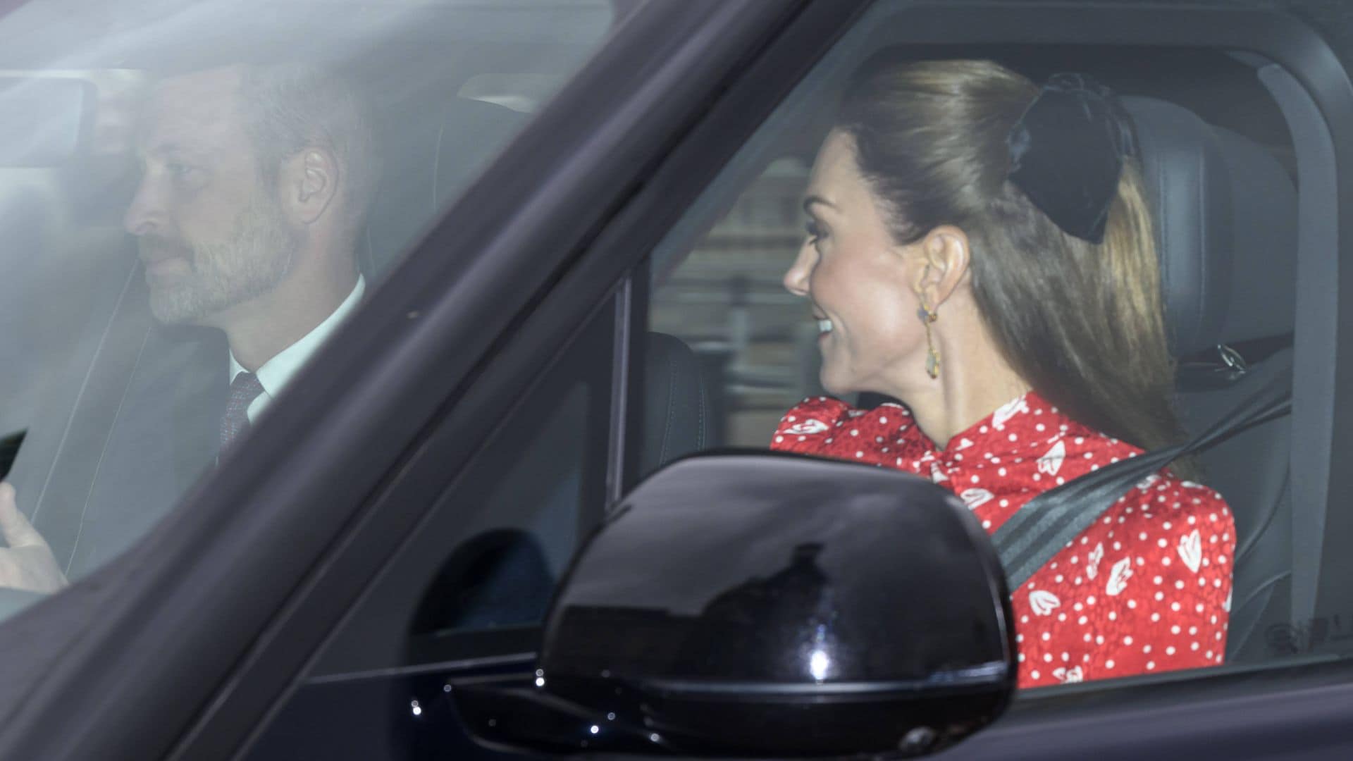 Las hermanas York, los príncipes de Gales con sus hijos... los Windsor hacen piña en el primer almuerzo prenavideño de Carlos III tras el 'destierro' de Andrés