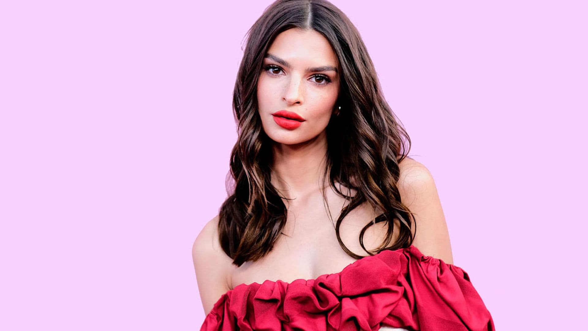 La mejor prueba de que necesitas un total look blanco, por Emily Ratajkowski