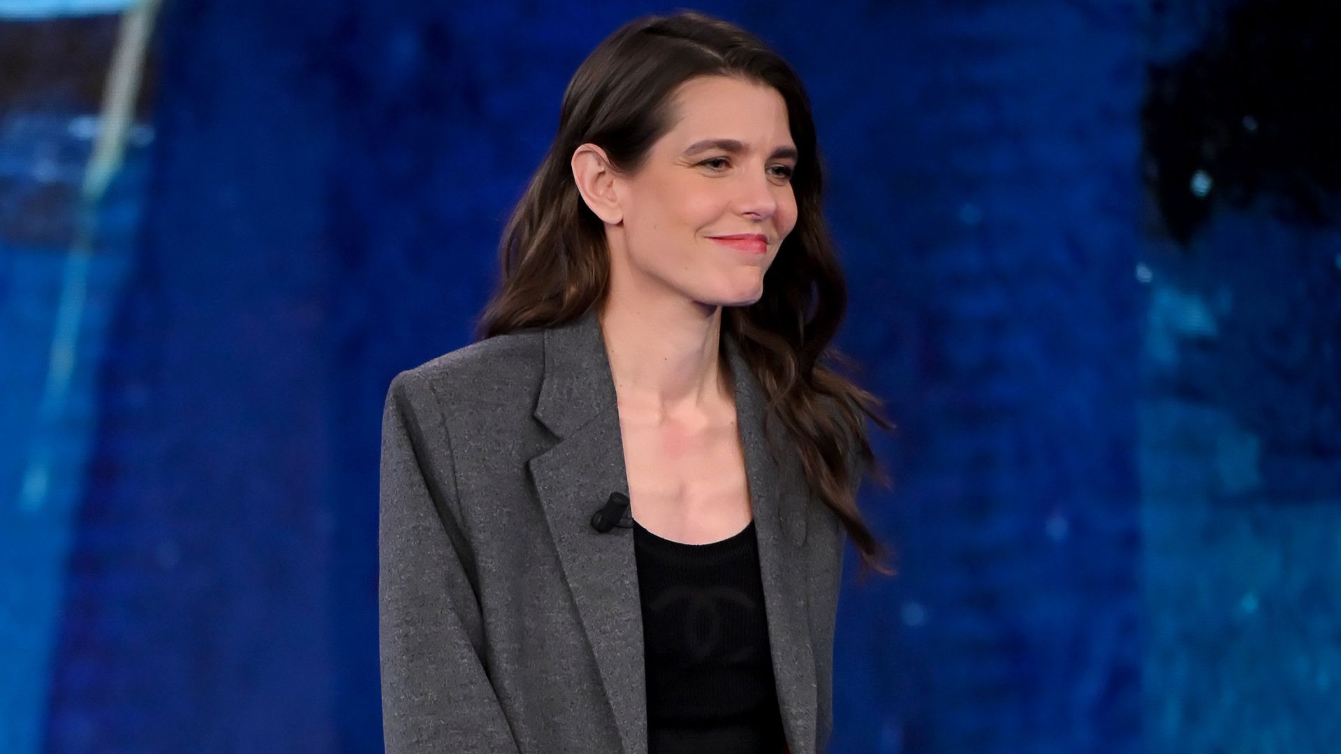 Carlota Casiraghi rompe las reglas no escritas de la moda: el truco infalible para llevar 'crop top' a los 40 y derrochar elegancia