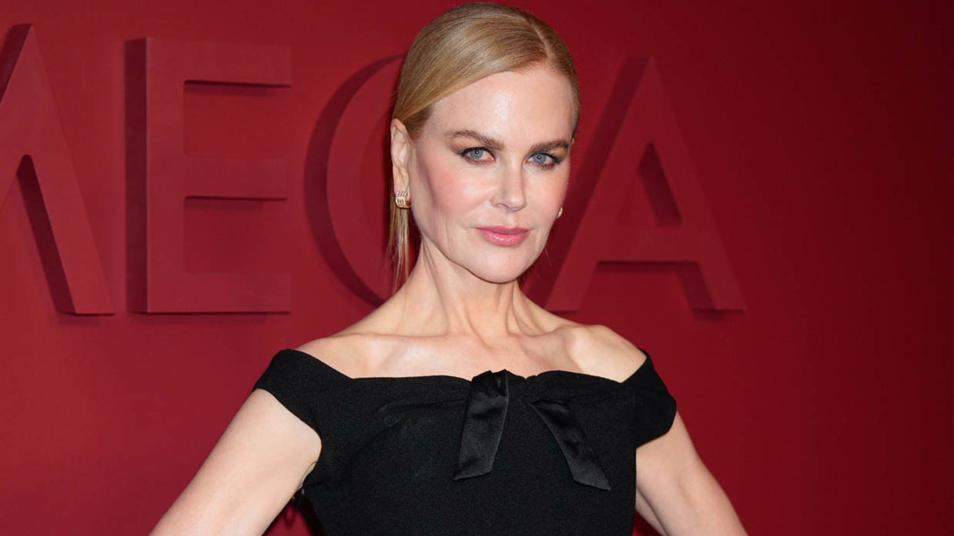 Nicole Kidman deslumbra en la alfombra roja con un vestidazo negro de firma española ¡a lo Angelina Jolie!
