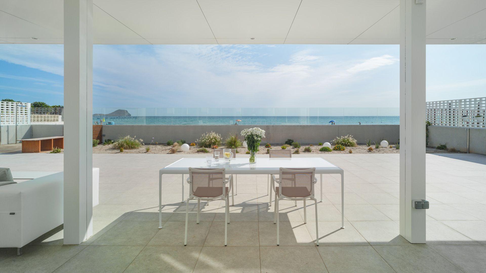 Así es como esta casa en primera línea de mar en Murcia difumina la frontera dentro-fuera