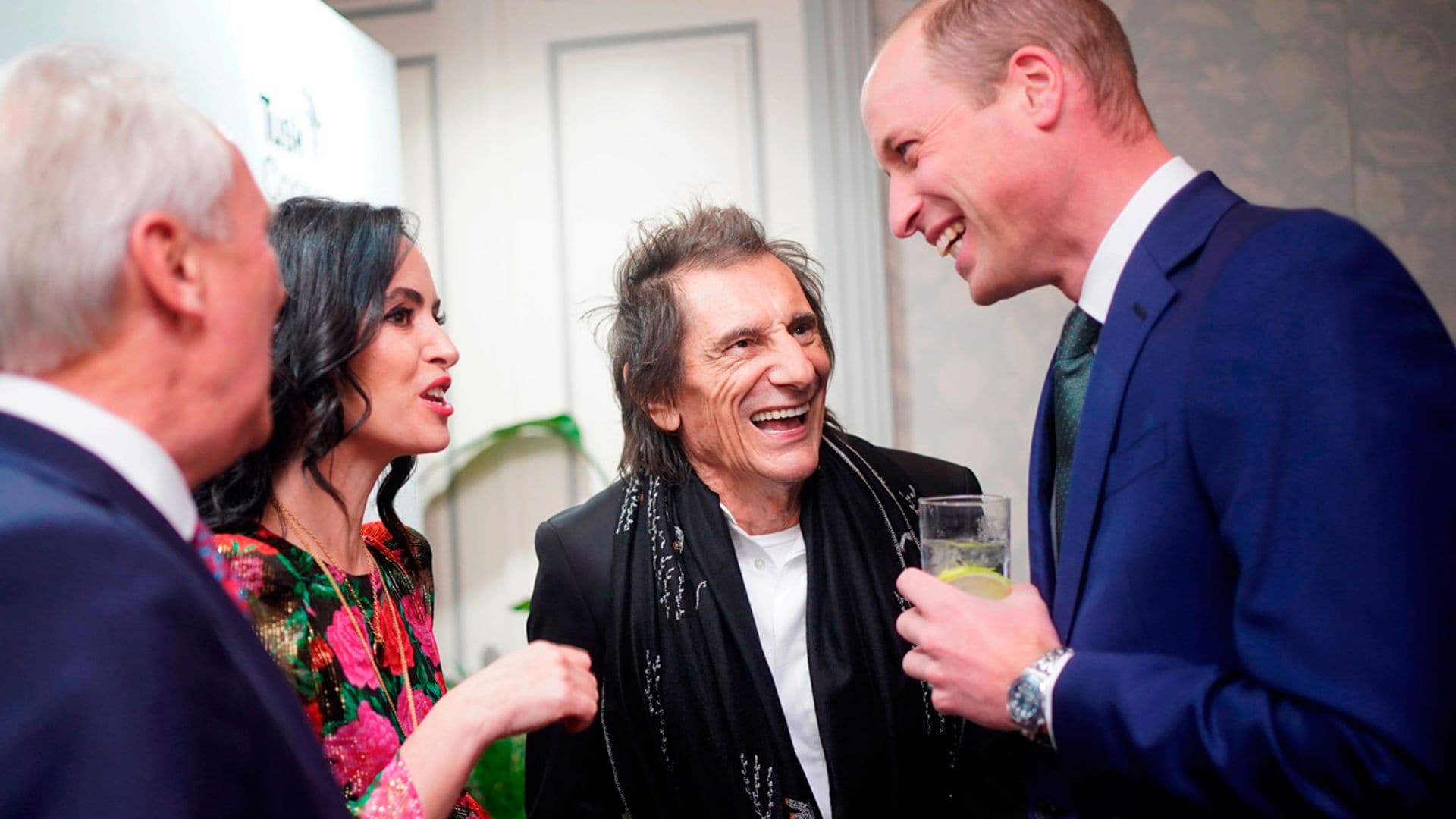 El divertido encuentro del príncipe Guillermo con Ronnie Wood, de los Rolling Stones, entre risas y una curiosa invitación