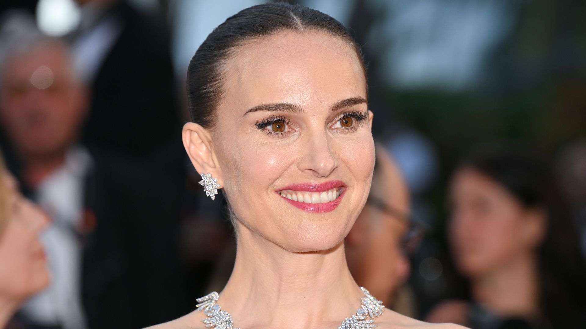 Natalie Portman conquista Cannes con un vestido de archivo que data de los 50's