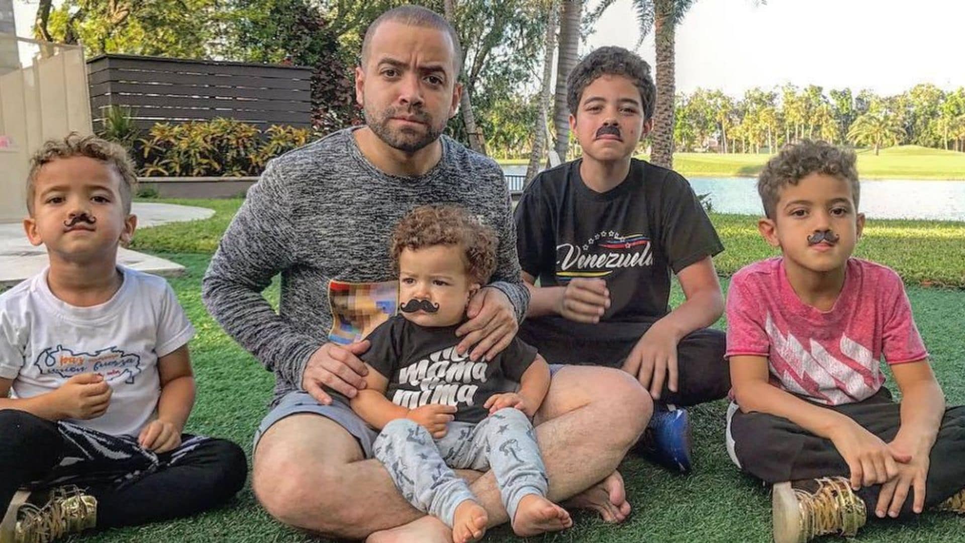 Nacho Mendoza pasó un divertido momento bajo la lluvia junto a sus hijos