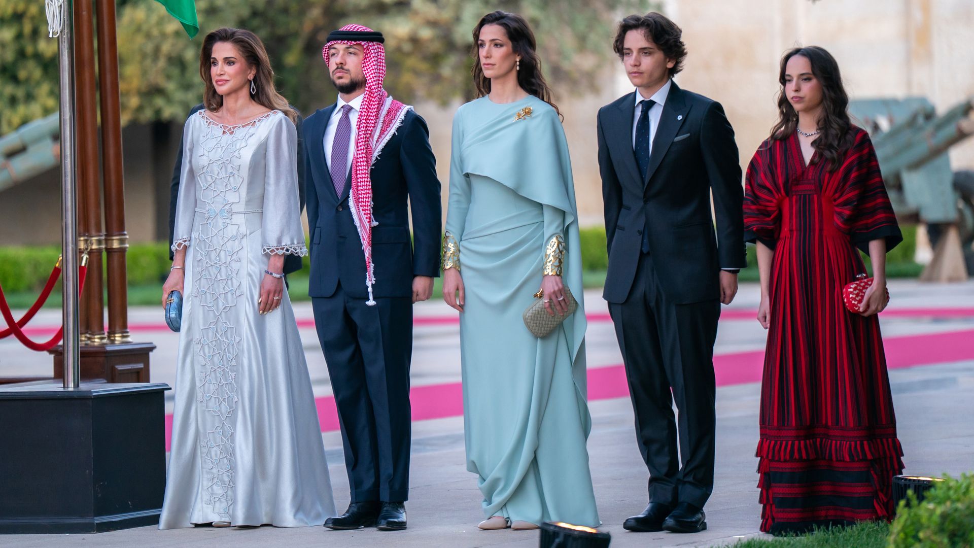 Rania con sus hijos en la celebración del 80 aniversario del Día de la Independencia de Jordania