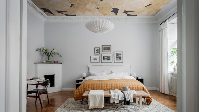 Dormitorio con paredes grises, cama con pared decorada con cuadros, alfombra, suelo de madera, cortinas lámpara de techo, molduras y papel pintado en el techo 