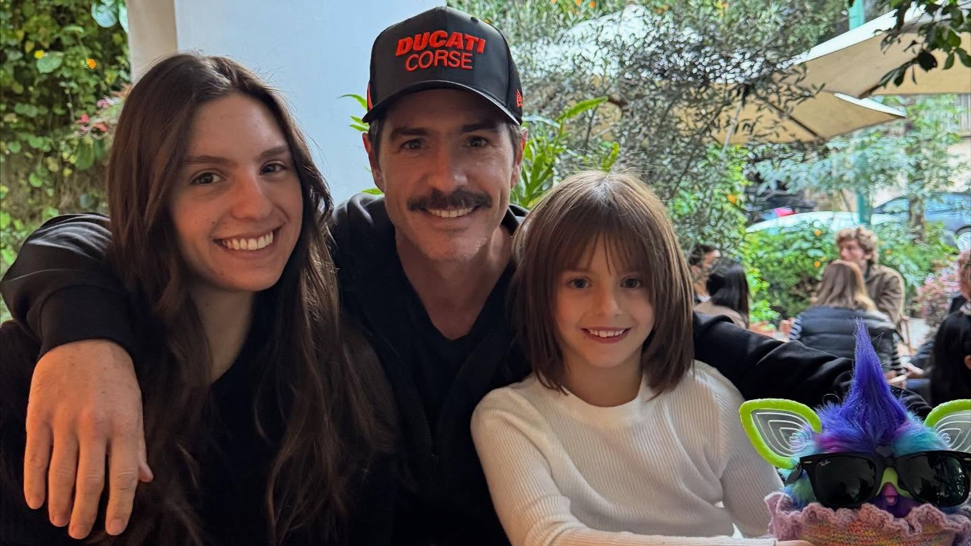 Mauricio Ochmann junto a sus dos hijas, Lorenza y Kailani