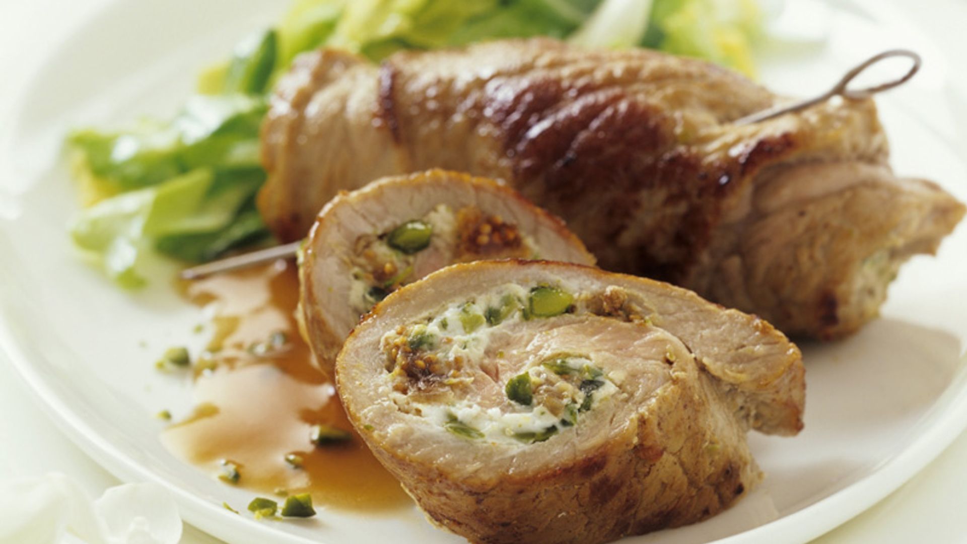 Rollitos de carne con pavo y pepinillos
