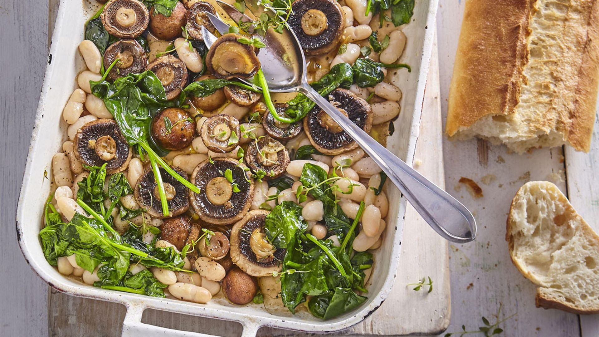 Alubias blancas con verduras y setas