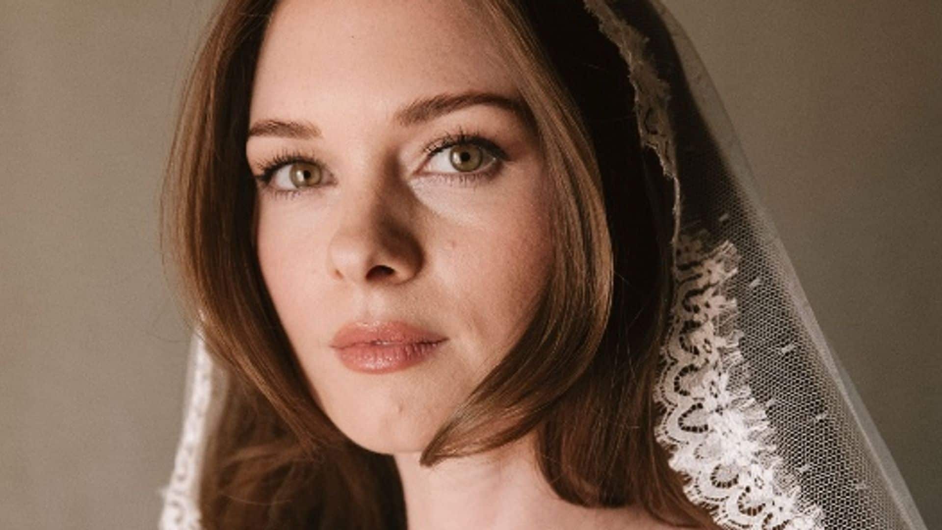 EXCLUSIVA. Una novia gótica con pestañas infinitas y pelo suelto: los detalles del look de belleza de Stella del Carmen en su boda