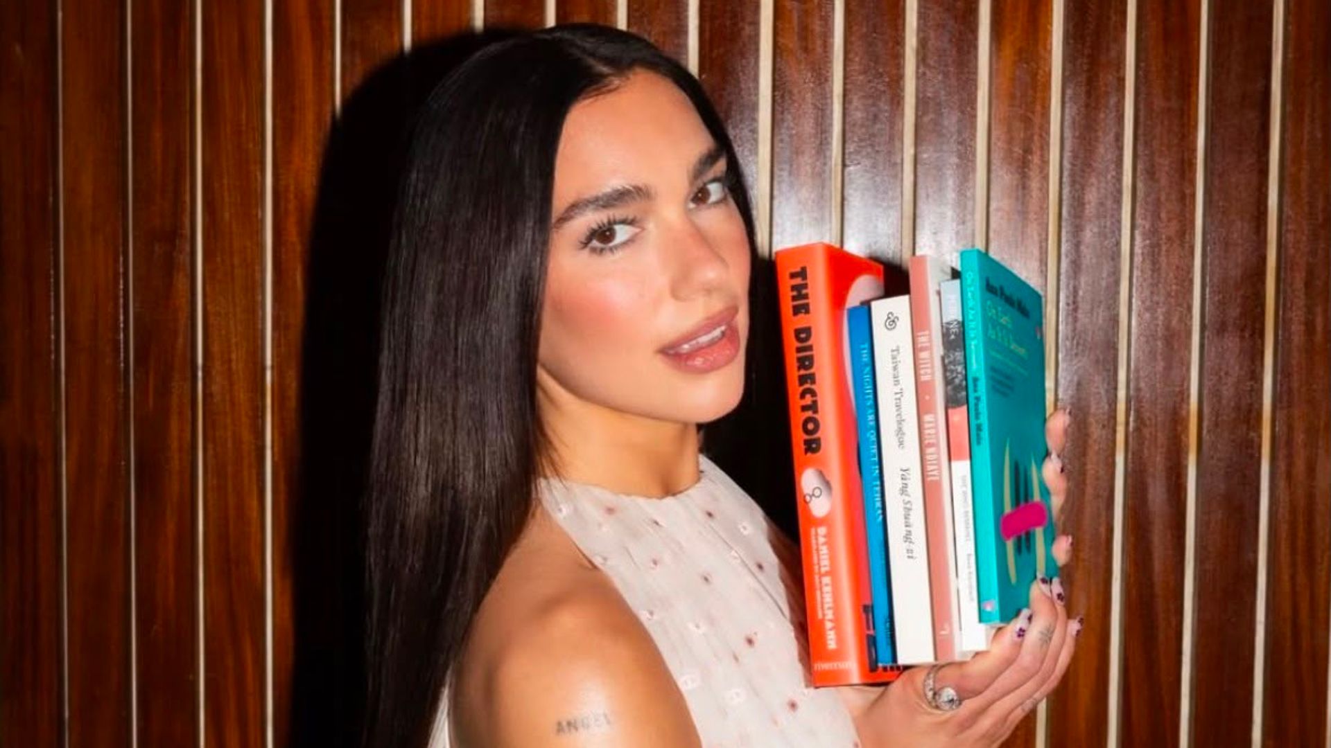 Dua Lipa con libros