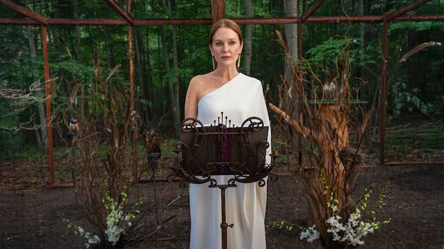 Julianne Moore en la nueva comedia negra de Netflix 'Sirens'.