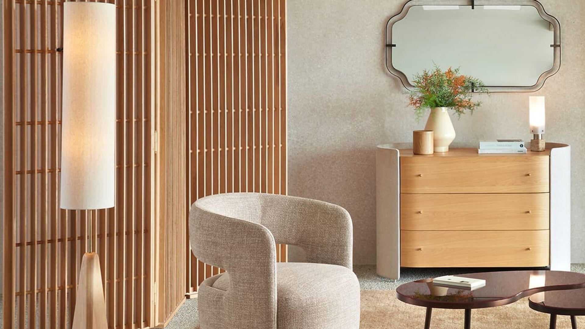 Dormitorio con biombo de madera, cómoda con espejo, lámpara de pie y butaca
