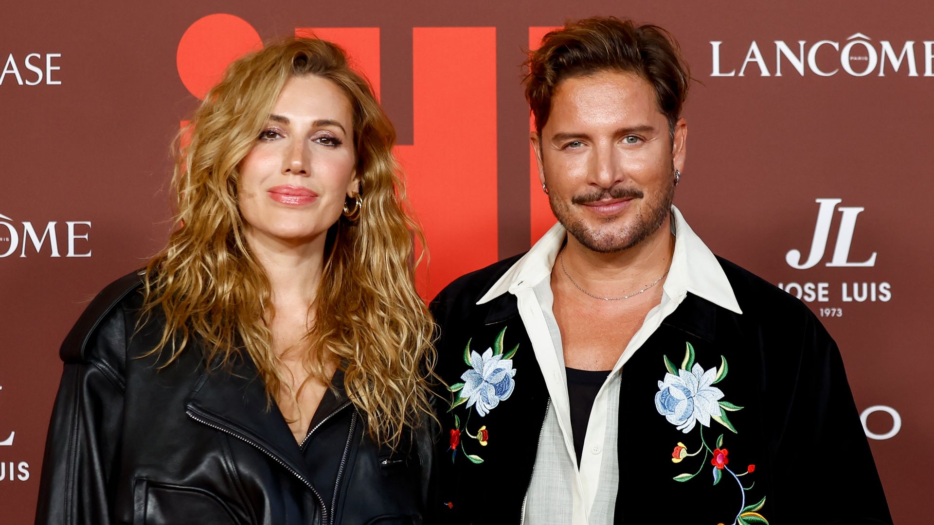 Manuel Carrasco y Almudena Navalón, en la alfombra roja de los Premios GEN ¡H!, celebrados en Las Ventas este martes 22 de septiembre, en Madrid