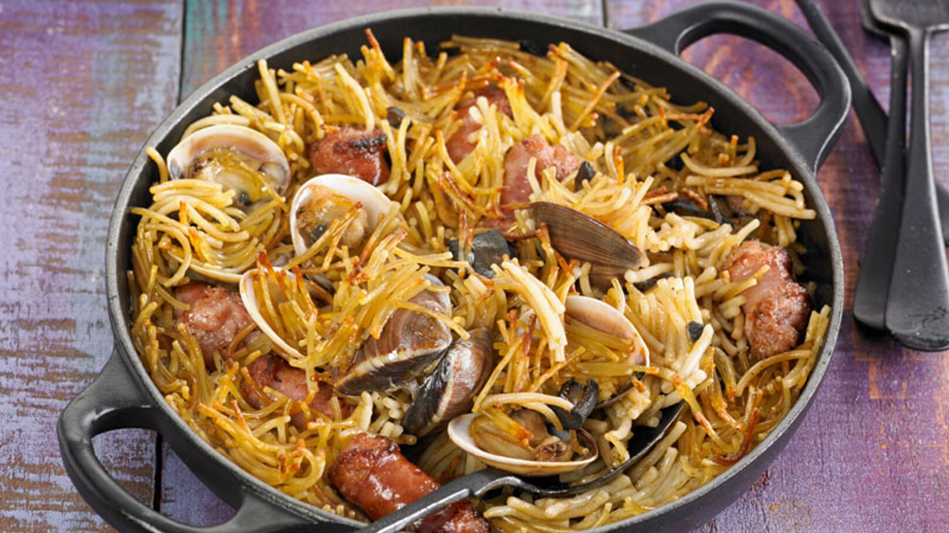 Fideuá con almejas y butifarra