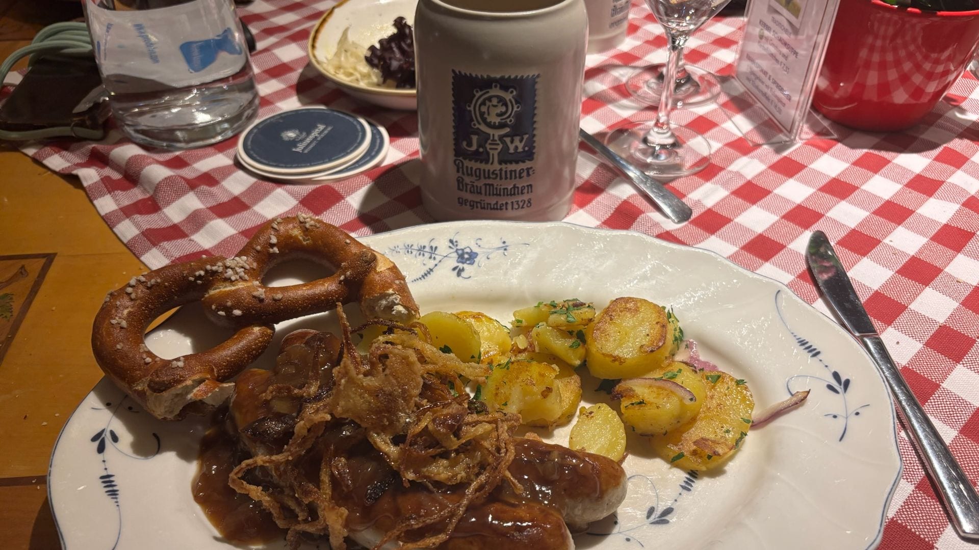 Comida típica alemana en el restaurante Ratskeller de Múnich